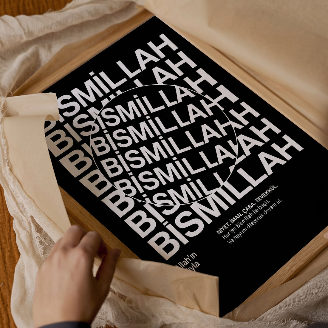 Bismillah Tipografik Poster – Siyah Beyaz Modern İslami Duvar Posteri
